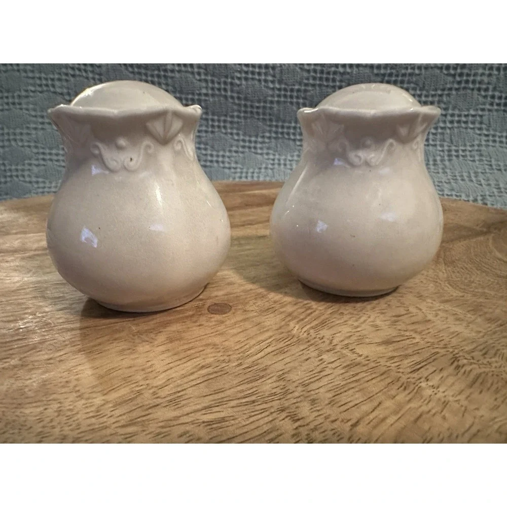 Chic Brand Antique Porcelain Salt & Pepper Shaker Set‎ White 
